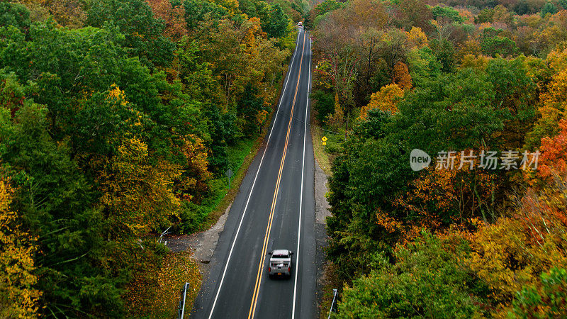 航拍的秋天的颜色和汽车在路上蒙塔古，新泽西州