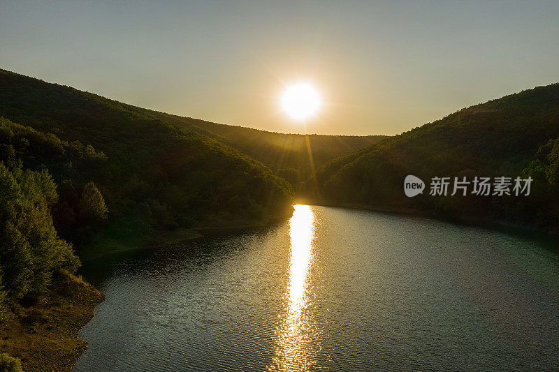 日落时分，山与山之间的湖面