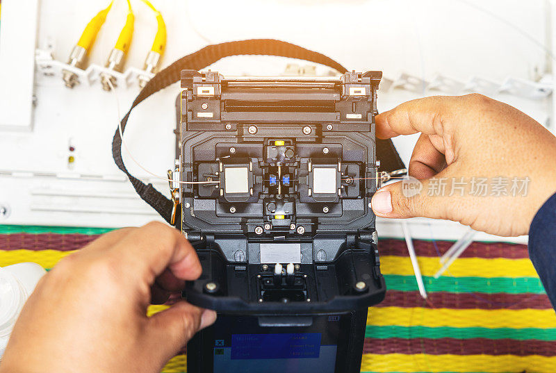 光纤电缆融合互联网信号拼接及接线使用设备，光纤线焊机光纤焊锡ISP工程师