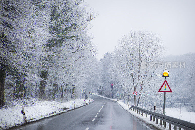 德国大雪后糟糕的道路状况和交通阻塞