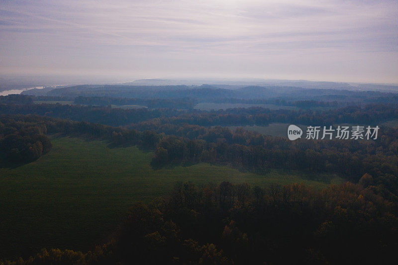 农业领域无人机摄影。可持续性。保护大自然。秋天的森林背景。阳光明媚的一天。日落。地球上空飞行。大气的格局。黄色的树。10月