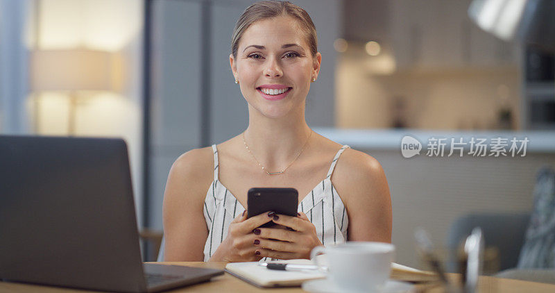 商务女性，在公司办公室用手机发短信和笔记本电脑工作，同时处理多项任务和高效的时间管理。画像，快乐和微笑女经理放松，在控制任务进度