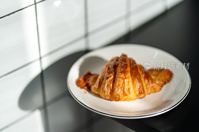 食物盘和羊角面包盘