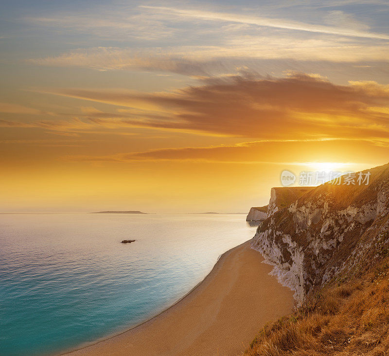 杜德尔门是位于英国多塞特海滩侏罗纪海岸的天然石灰岩拱门