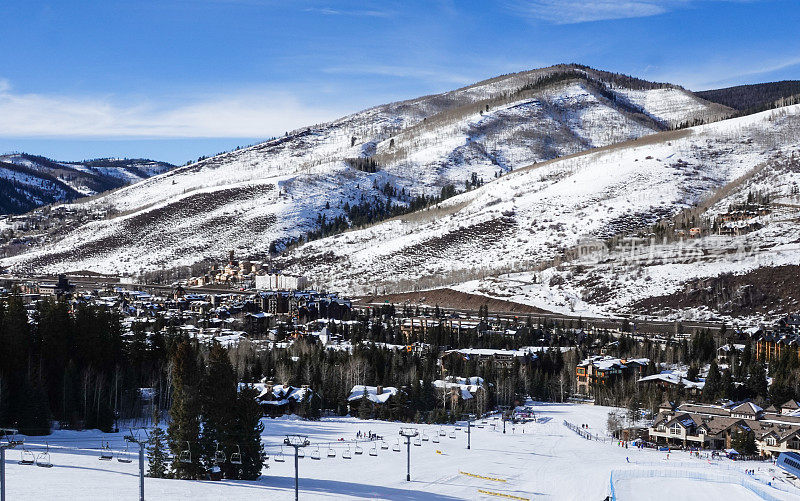 远景的金峰基地地区在韦尔滑雪胜地，科罗拉多州冬季。