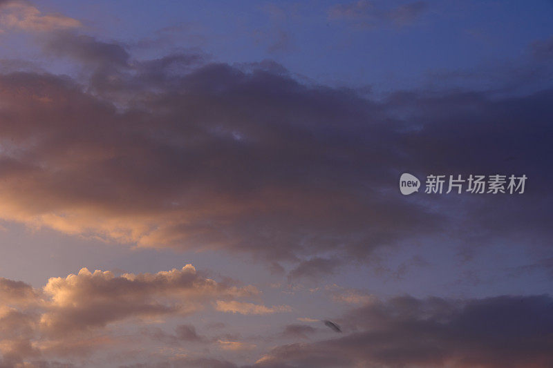 戏剧性的日出天空照片与多种颜色。
