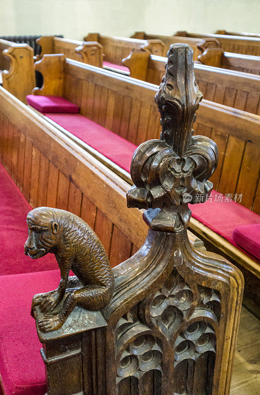 斯托马克特教堂的雕刻长凳