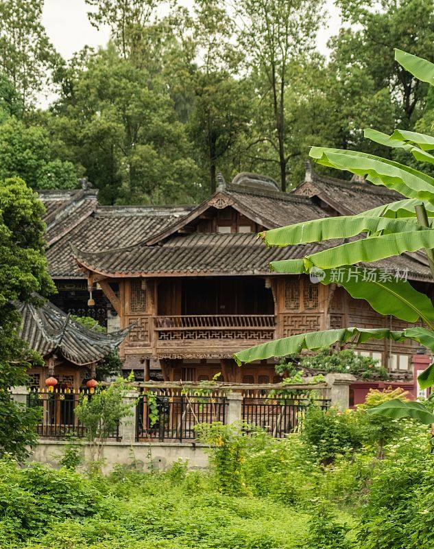 中国热带公园青龙湖的中国传统木结构建筑的美丽夜景
