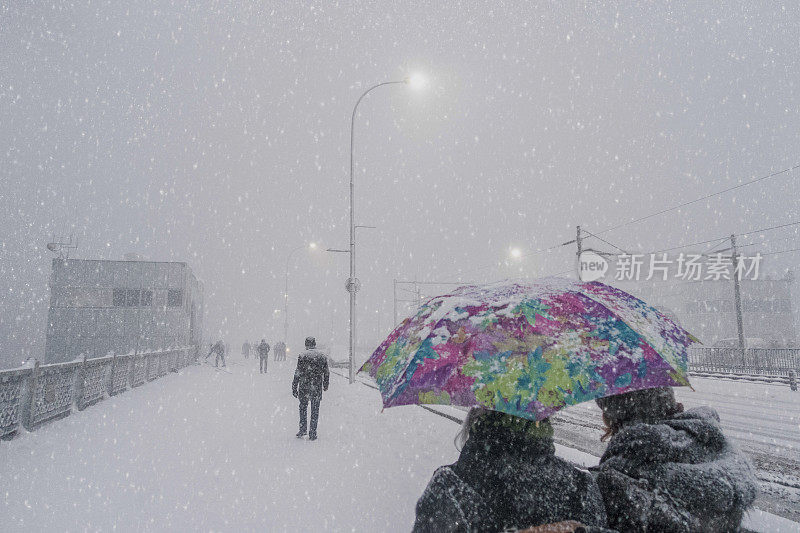 人们在大雪纷飞的冬天行走