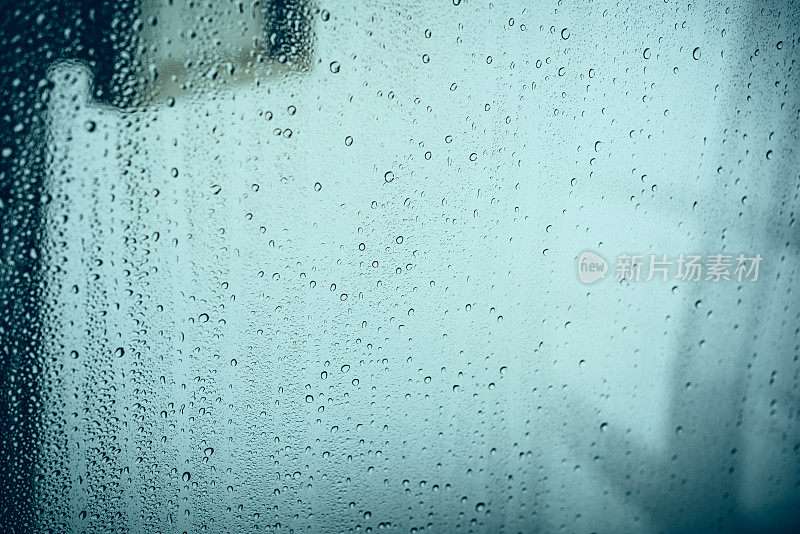 玻璃上的雨滴