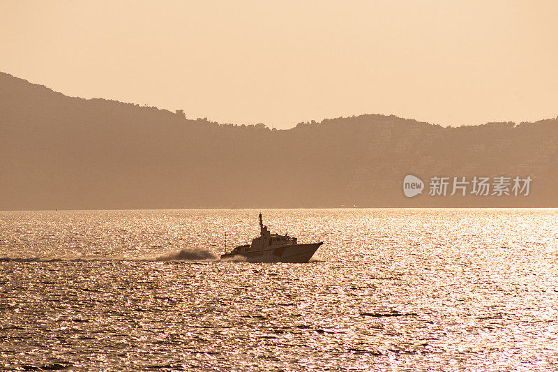 在土耳其博德鲁姆穆格拉的爱琴海的古鲁克海湾，日落时分的海岸警卫队