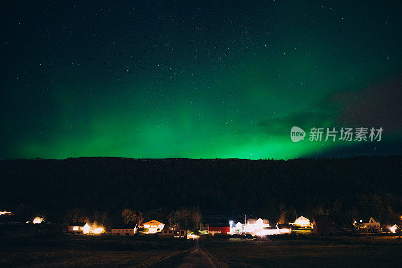 强烈的北极光在挪威农村地区的天空