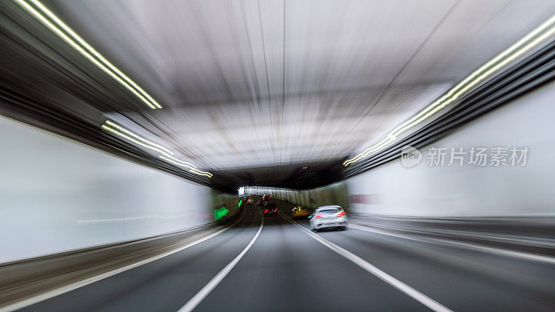 在城市隧道高速行驶，个人视角，第一人称视角