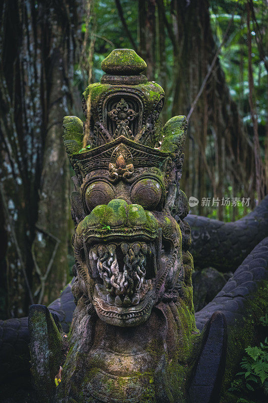 巴厘岛的石头恶魔雕塑