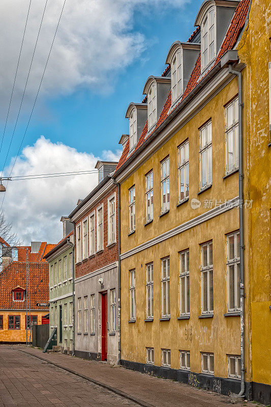 垂直拍摄的古色古香的小狭窄街道在老城区赫尔辛戈尔在丹麦