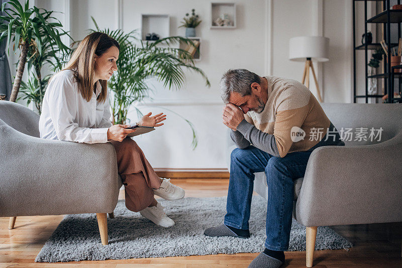 心理治疗，年轻的女医生和一个老男人聊天