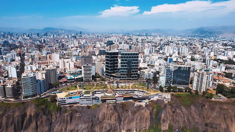 秘鲁利马米拉弗洛雷斯地区海岸线的全景鸟瞰图。