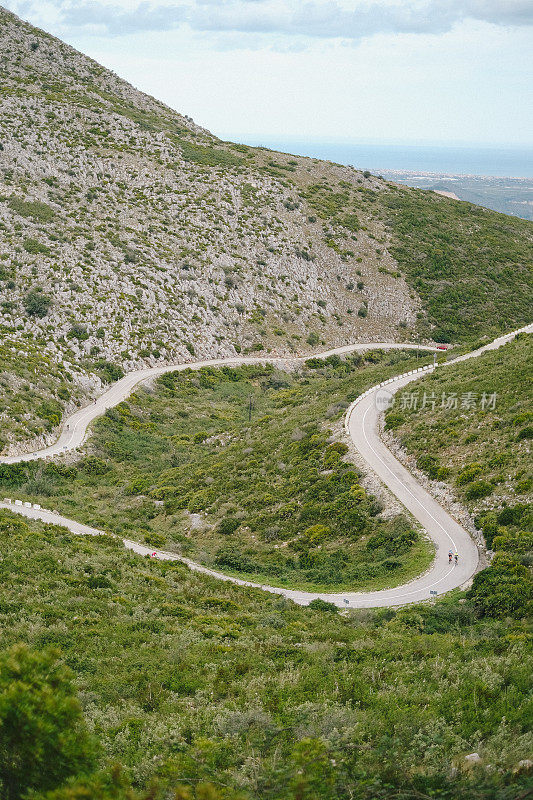 公路蜿蜒穿过陡峭的悬崖和郁郁葱葱的山谷