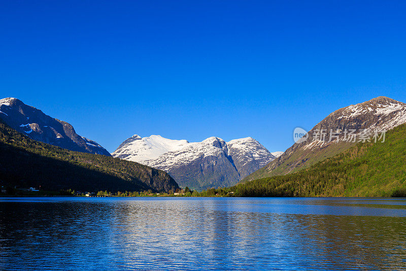 挪威Oppstrynsvatnet湖上的山景