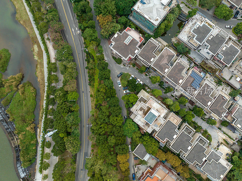 沿江城市建筑和公共绿化俯视图