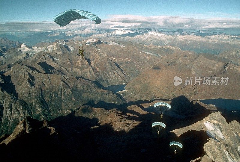 跳伞运动员在瑞士山区上空表演