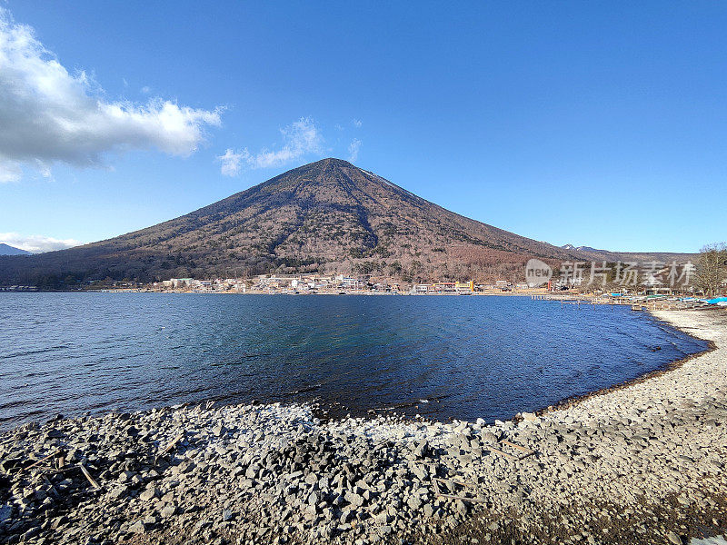 日本日光的中禅寺湖和南台山