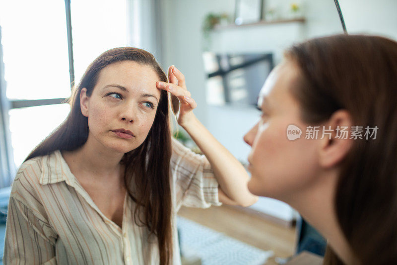 年轻女子在家里照镜子