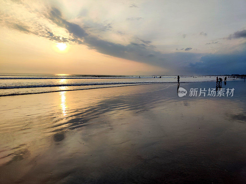 印度尼西亚巴厘岛库塔海滩的日落