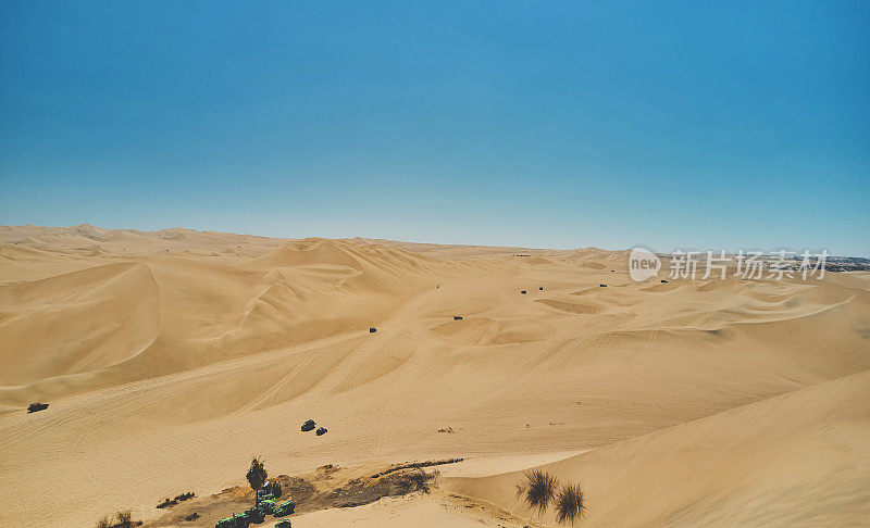 瓦卡奇纳绿洲是沙漠中部的天然绿洲，位于秘鲁伊卡市。