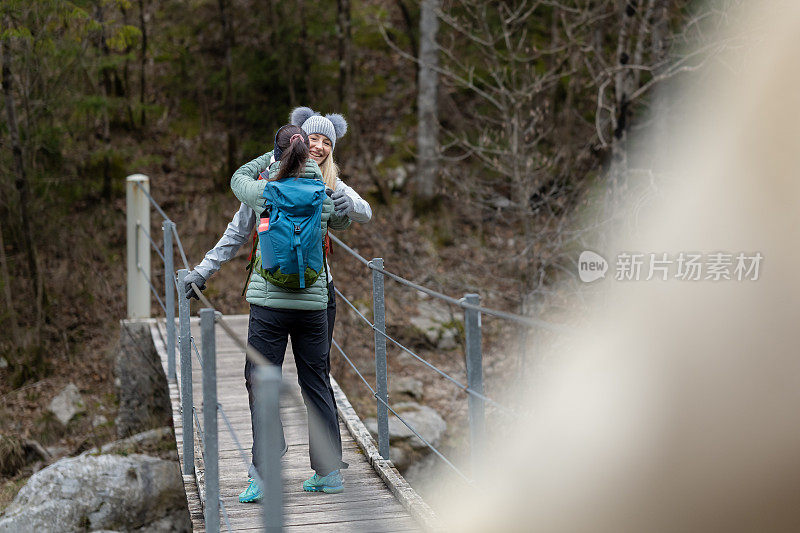 徒步旅行者在徒步旅行中发现了大自然隐藏的美丽