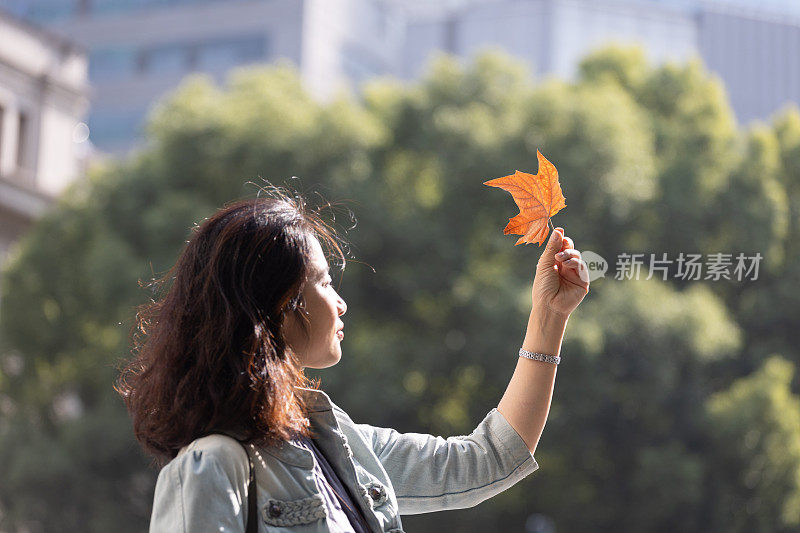 美丽的年轻女子通勤上班在市区的城市街道在早上