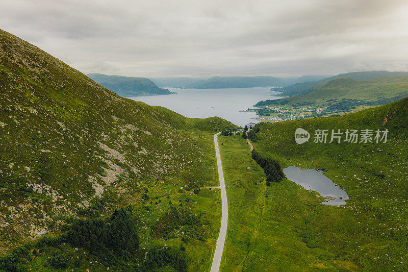 鸟瞰挪威夏季山地公路的海景风景