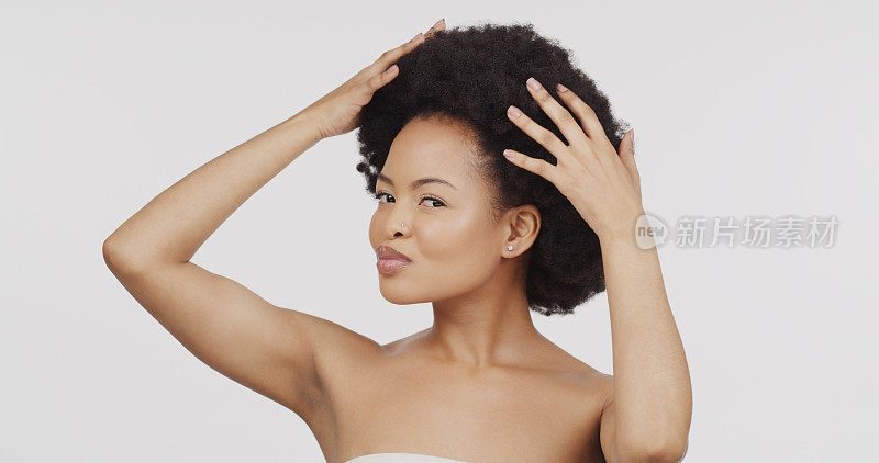 肖像，脸和头发与一个模型黑人妇女在工作室在灰色背景上的头发护理。美丽，发型和爆炸与一个有吸引力的年轻女性摆姿势，以促进自然或角蛋白治疗