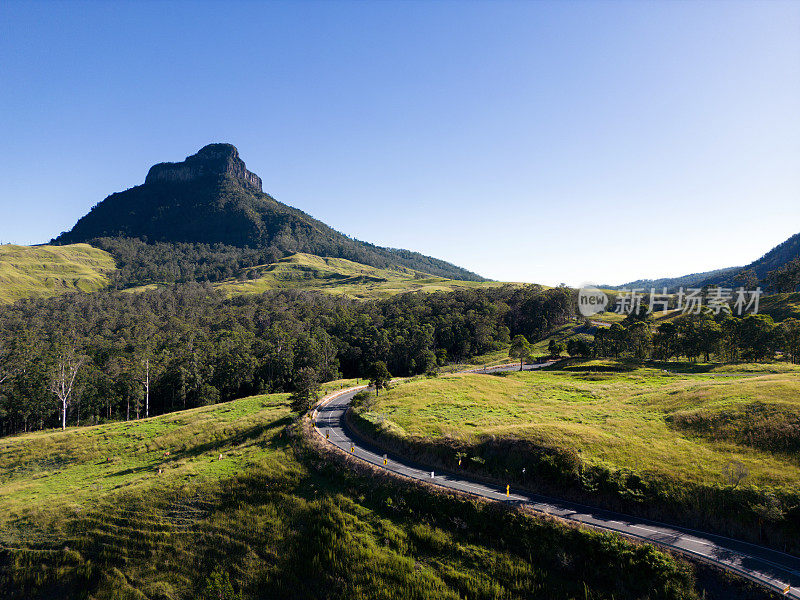 乡村公路和风景秀丽的开车经过林赛山，昆士兰，澳大利亚