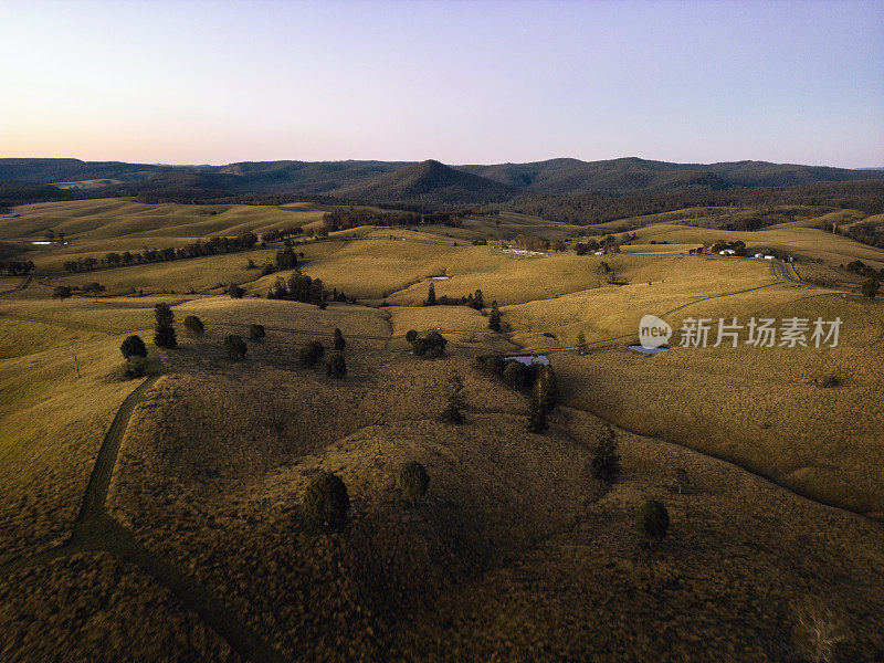 美丽的黄昏，在澳大利亚昆士兰州巴尼山附近连绵起伏的山丘上