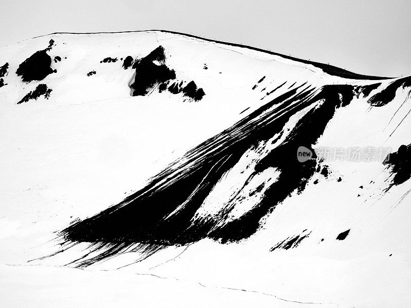 火山里又黑又雪