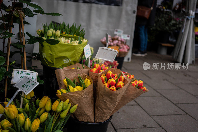 花瓶上的郁金香仍是待售的横向小企业