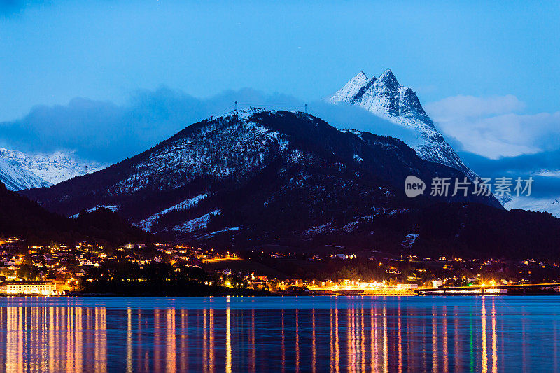 夜间大气景观在山区。挪威。黄昏