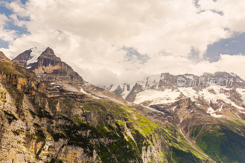 山的风景。Lauterbrunnen。瑞士。伯尔尼州。穆伦村庄。夏天。绿草