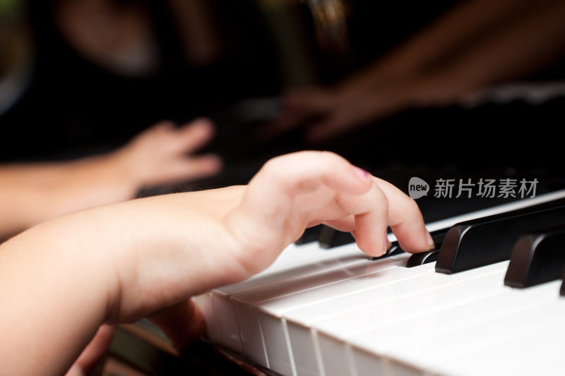 孩子的手在弹钢琴的特写