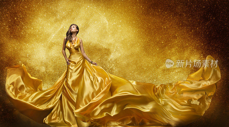 黄金时装模特连衣裙，女人金色丝绸长袍流动织物