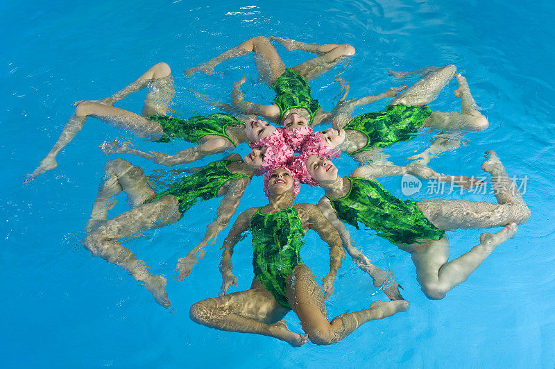 花样游泳者形成一朵漂浮的花