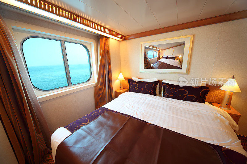 船舱:可以看到大海的床和窗