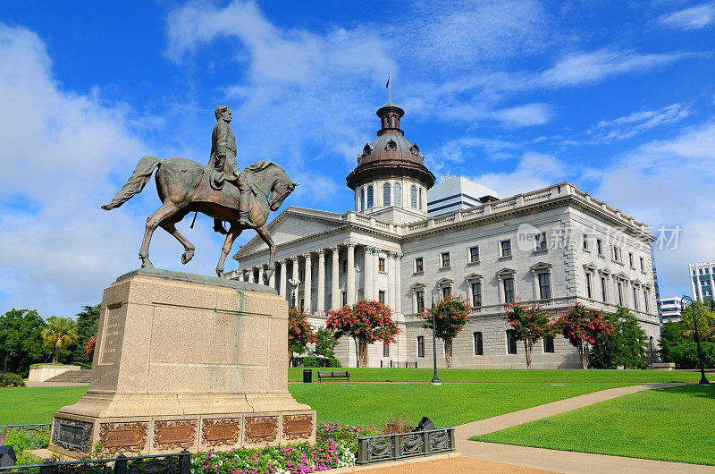在晴朗的日子里，有雕像的南卡洛琳州议会大厦