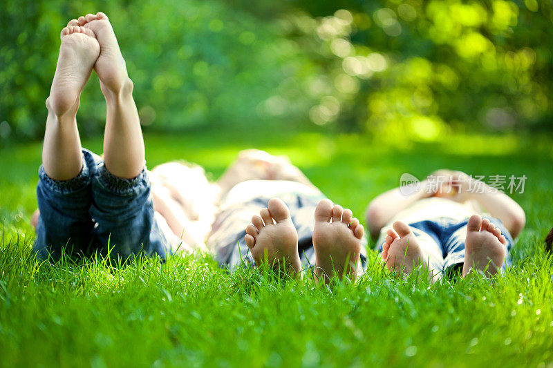 选择性集中三个孩子在草地上野餐