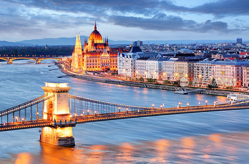 匈牙利布达佩斯，有铁链桥和议会