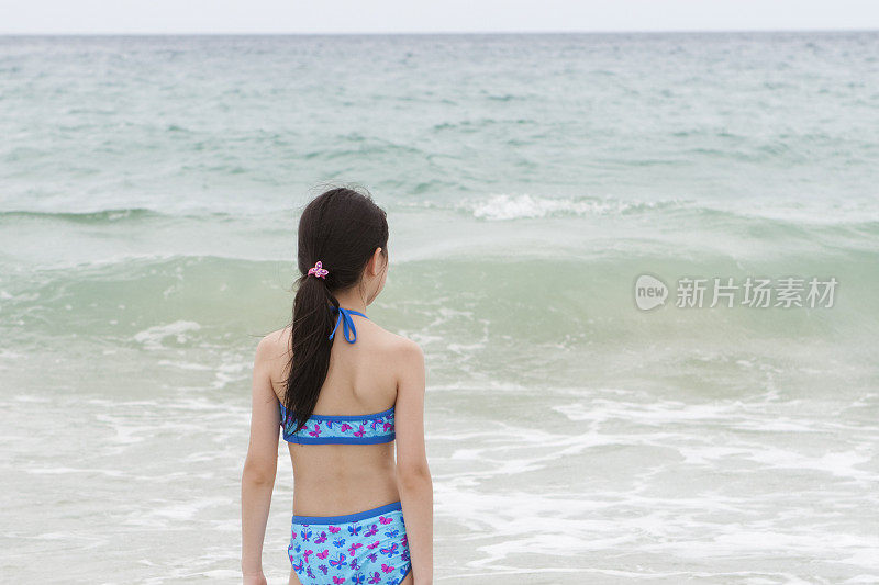 小女孩看着大海