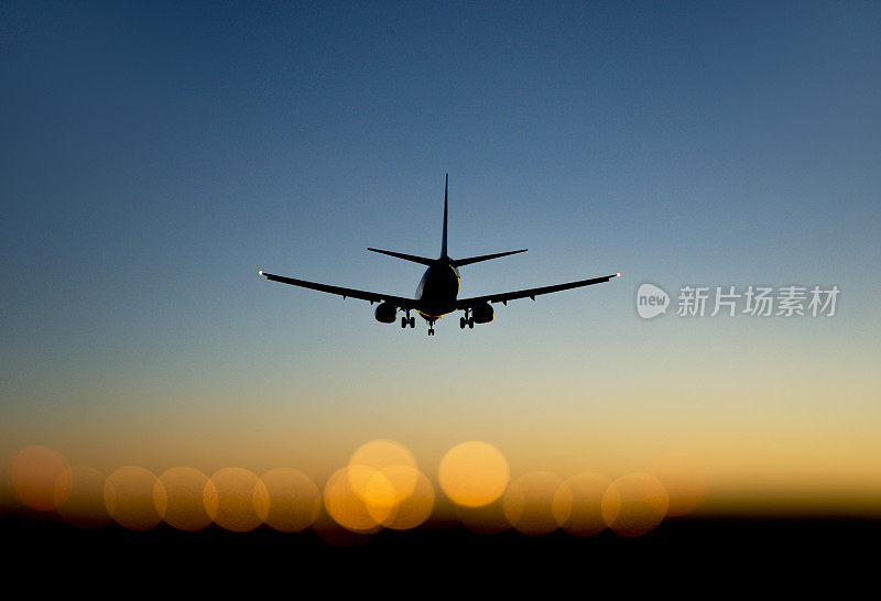 日落时飞机接近机场