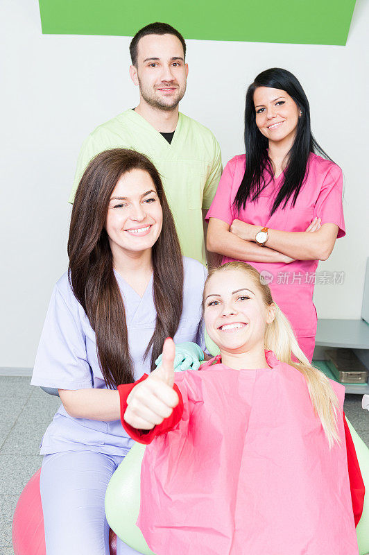 快乐微笑的病人与牙科团队