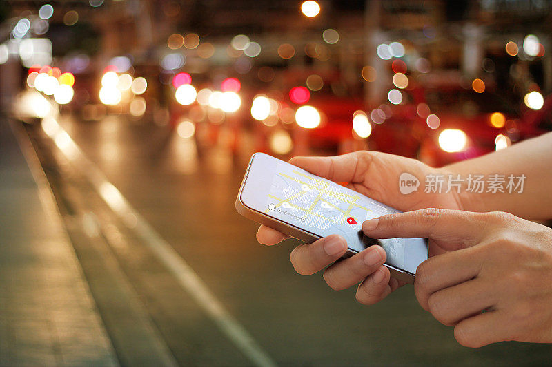 一名男子在街上用智能手机上的导航应用